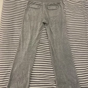 Juicy couture byxor - Juicy Couture i nyskick.   Färg: Ljusgrå Stl: 10-11 år (men passar ungefär som en XXS) Fickor där fram.  Fickor med knappar där bak.  Pris: 300