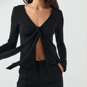 Topp Gina tricot - Helt ny. Beställde fel storlek och glömt lämna tillbaka.