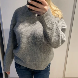 Grå stickad tröja  - Jätte snygg grå stickad tröja har knappt använt den 