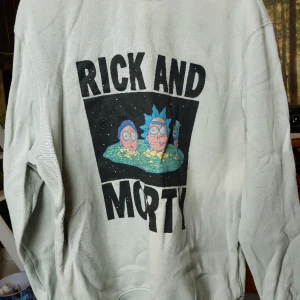Rick and Morty collegetröja  - Rick and Morty tröja från HM i bra skick Regular fit. Beige.