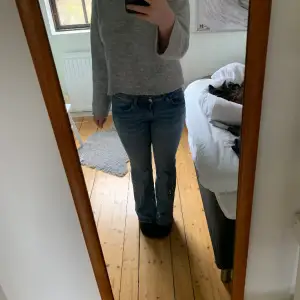 Jättesnygga lågmidjade jeans som kommer från H&M. Har använt dessa jeans ganska mycket men skicket är otroligt bra trots det. Skriv för frågor eller fler bilder!💗