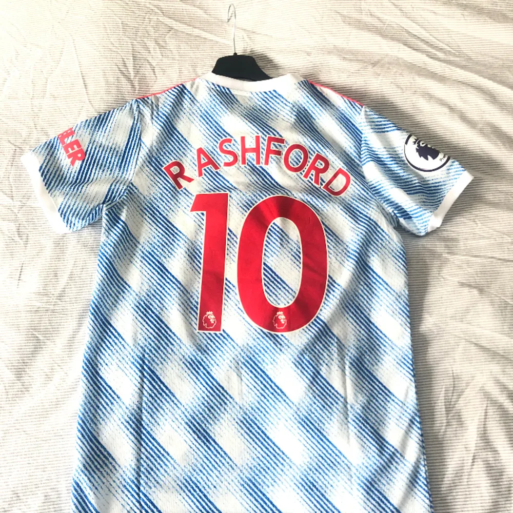 Manchester United snygga tredjeställ från säsongen 2021. Rashford på ryggen. Storlek S.  Jättebra skick. . T-shirts.