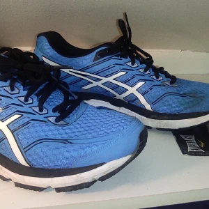 Asics Gt-2000 - Asics Gt-2000. Storlek 46. Träningsskor. Använda en gång. Vid snabb affär kan pris diskuteras 