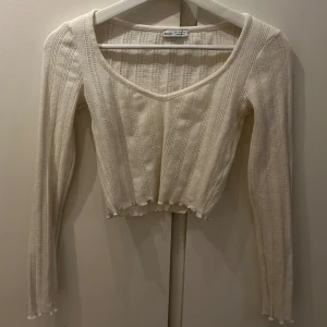 Croptop Bershka - Söt croptop i storlek S, endast prövad då jag fick den i present men ej är bekväm i kortare tröjor. 🩷 Köparen står för frakt.