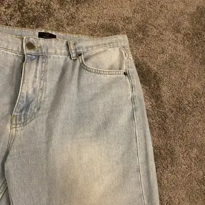 Säljer mina super fina Nelly jeans som inte kommer till användning pågrund av att dom var för små. Storlek 42 men passar storlek 38-40 🌸🌸köpte för 600 säljer för 150 kr