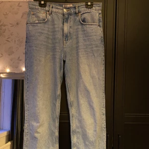 Gina tricot jeans - Ljus blåa jeans, passar inte redigt längre så ser ingen poäng med att ha dom liggandes. Jag skulle säga sköna i material och sitter väldigt fint på kroppen 