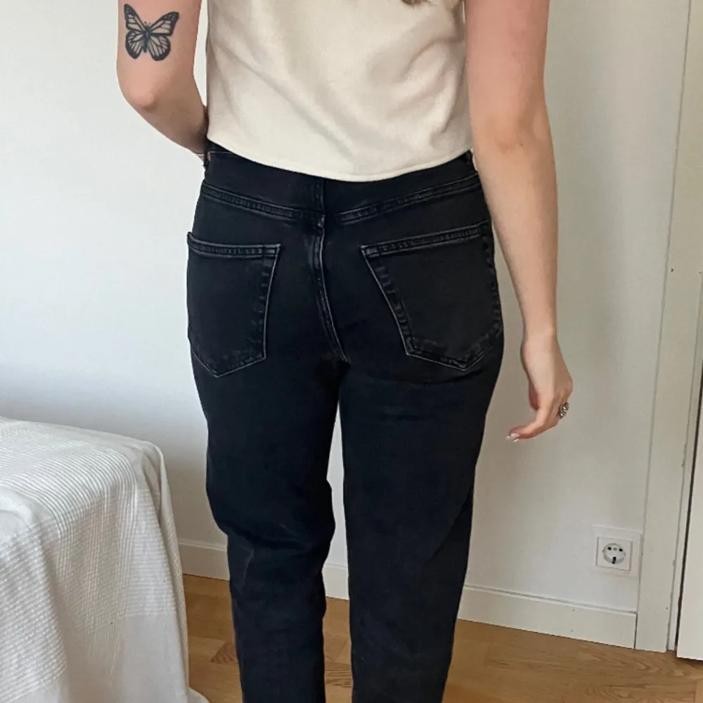 Ett par lite washed out svarta jeans med lite medel baggy fit. Är 156 för referens💘. Jeans & Byxor.