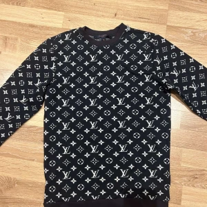 Louis Vuitton tröja - En snygg mörkblå Louis Vuitton tröja med det klassiska mönstret i storlek M. Den är helt ny man kan se på bild 2 att lappen fortfarande hänger kvar💞