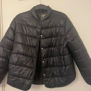 Jacka - Säljer min tunna jacka. Skicket på jackan är jättebra. Det är bara lite bortskrapat på ena knappen. Köpte för 300kr. Säljer för 120kr. Jackan är köpt från barnavdelningen i största storlek. Hör gärna av er innan ni trycker på köp nu💓