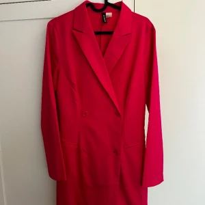 Rosa klänning - Använd en gång, nyskick. Strl 40 men skulle säga mindre. Mer rosa irl 