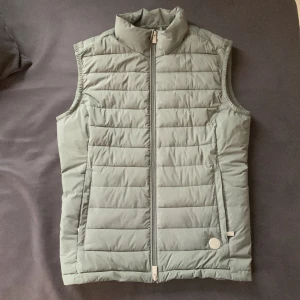 Snoot väst - Snoot väst i storlek S. Västen är som ny, endast använd 2 gånger. Nypris 2499 kr Köparen står för frakten.