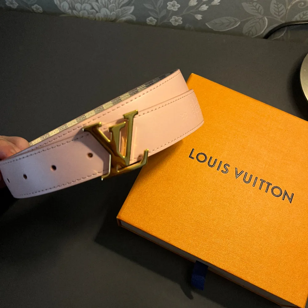 Säljer mitt skitsnygga bälte/skärp från Louis Vuitton. Har använt det fåtal gånger så det är i ett mycket fint skick💌skärpet är även vändbart! Priset går att diskuteras!💗. Övrigt.
