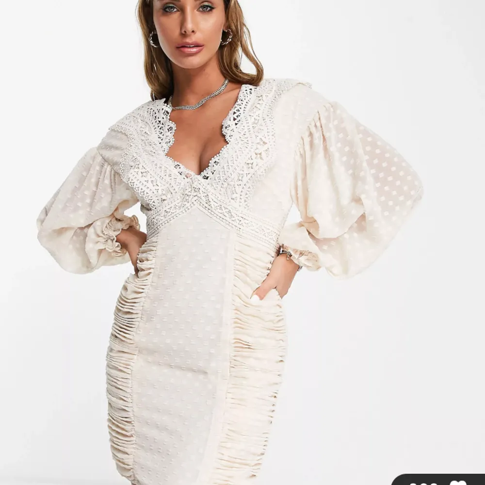 Säljer nu denna super söta klänning från asos då den tyvärr inte passade mig. Den är endast testad och lappen är kvar men missade senaste datumet man kunde returnera🥰. Mekot.