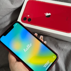 iPhone 11 röd - Säljer min iPhone 11, den är i fint skick förutom baksidan vilket man kan fixa eller bara ha skal så har jag haft. Har ej haft några som helst problem fungerar galant. Pris går att diskutera ☺️❤️