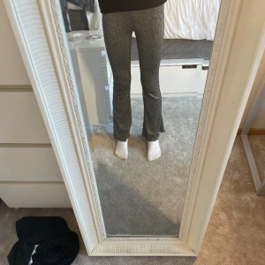 Utsvängda glitter byxor - Jag säljer ett par utsvängda glittriga byxor, storlek 146, bra skick då jag använt de en gång på nyårsafton Du står för frakt!! Du kan buda!!