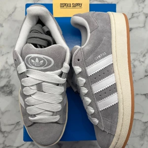 Adidas Campus 00s Grey White - Helt nya och oanvända Adidas Campus 00s Grey White i Storleken 38 2/3. Pris: 1499+frakt. Finns en tillgänglig i denna storlek så passa på!   Skicka ett meddelande vid intresse eller frågor. Köp gärna genom plick för bådas säkerhet😊