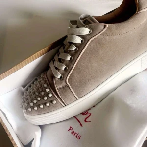 Louboutin skor 🩷 - Hej❤️ Säljer mina Loubs i storlek 40/41⭐️ Skorna är i fint skick, de defekter som finns är att några få nitar har lossnar i bakre delen av skon, som inte syns av🩷 nypris 4000 men säljer för 1500