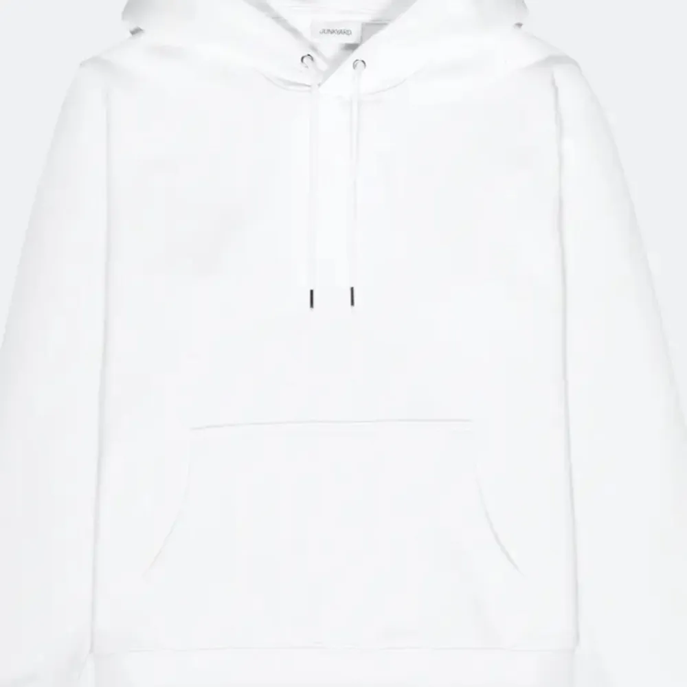 Vit hoodie från junkyard💕nypris 600 säljer för 180💕. Hoodies.
