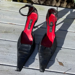 Svarta lågklackade skor - Vintageklackar i 90-talsstil, ca 5cm höga med ankelrem och spetsiga tår. Superfint skick, kan skicka fler bilder vid önskemål!