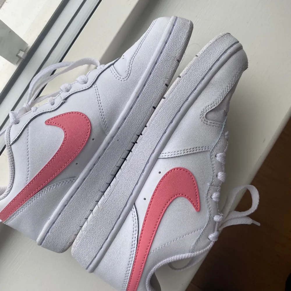 Nike skor med rosa ninemärke i storlek 38 men passar 39. Köptes i juli för 900kr, har använt dom typ 4 ggr, kan gå ner i pris vid snabb affär. Har tyvärr inte kvar kartongen. Skor.