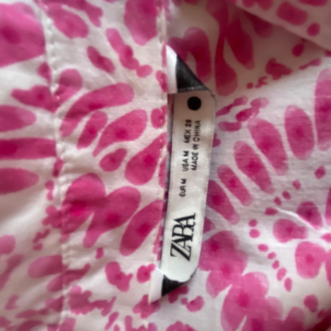 Rosa klänning med band i midjan  - 91