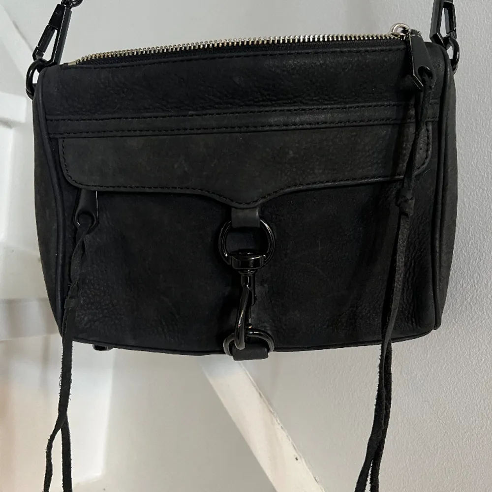 Säljer en svart väska från Rebecca Minkoff i mycket fint skick. 100% läder, mocka. Avtagbart axelband. . Väskor.