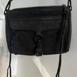 Säljer en svart väska från Rebecca Minkoff i mycket fint skick. 100% läder, mocka. Avtagbart axelband. 