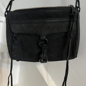 Rebecca Minkoff väska - Säljer en svart väska från Rebecca Minkoff i mycket fint skick. 100% läder, mocka. Avtagbart axelband. 