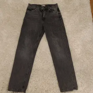 Gråa jeans från Ginatricot! Raka i modellen och ganska high waist. Bra skick, endast lite slitna längst ner på benen! Storlek 38/Medium⚡️