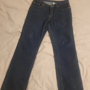Mörkblå jeans från Weekday i modellen PIN.⚡️ Storlek 30/32 (passar mig som normalt har M och är ca 170 cm). Använda runt 5 gånger så väldigt bra skick!!💫