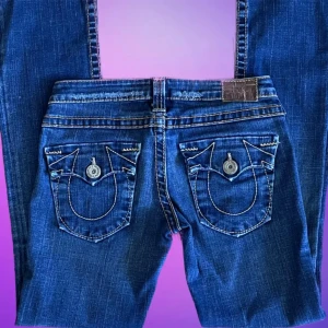 True religon jeans  - Köpte demhär för några månader sen men har inte använt dem eftersom dem inte passar mig. Riktigt snygga dock och väldigt lågmidjade.