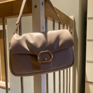 Ljus rosa handväska - Jätte snygg rosa handväska. Har använt typ 4 gånger. Gillar den väldigt mycket men behöver pengar. 