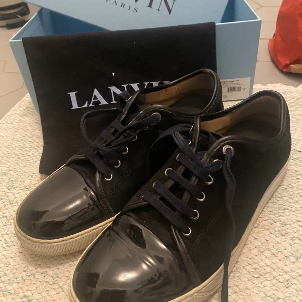 Tja, säljer mina tvärfeta Lanvins, de är använda lite sisådär alltså inte jättemycket använda, skorna har inga defekter, de är bara lite smutsiga på en del av mockan som jag löser innan jag skickar skorna, skick 7,5/10 😊fås med dustbag vid köp . Skor.
