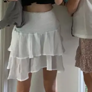 Säljer denna vita kjol med volanger ifrån SHEIN, storlek xs. 