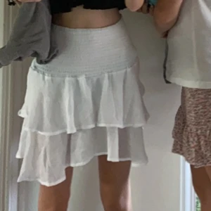 Kjol - Säljer denna vita kjol med volanger ifrån SHEIN, storlek xs. 