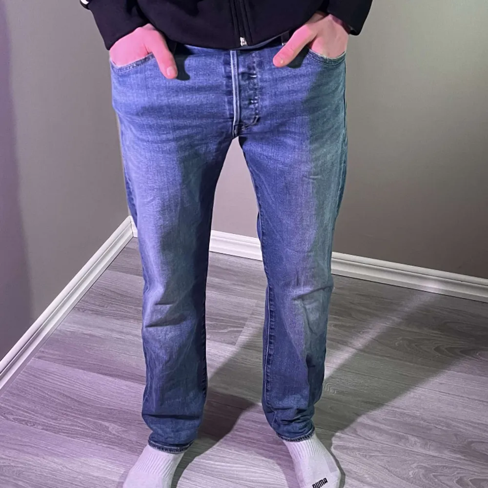Blåa Levis 501or i väldigt bra skick. Modellen är cirka 180. Hör av er om ni har några frågor😀. Jeans & Byxor.
