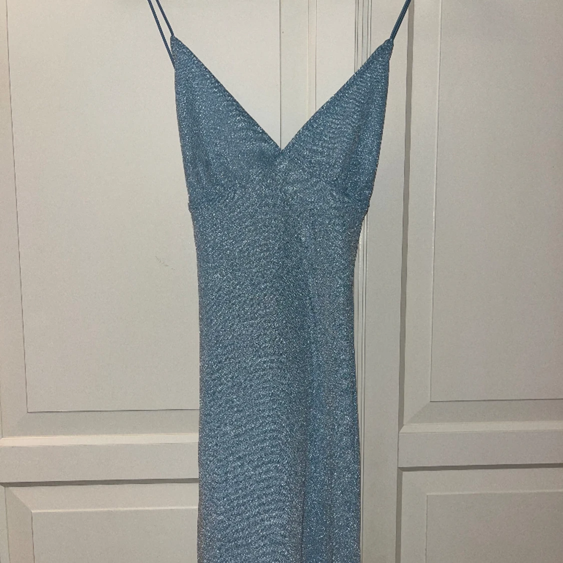 Glittrig blå mini-klänning