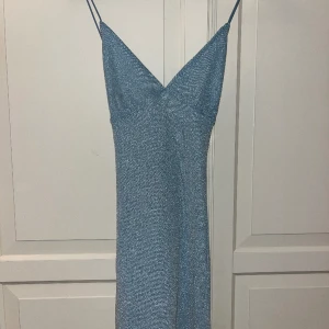 Glittrig blå mini-klänning - Jättefin klänning, aldrig använt då jag aldrig fått tillfälle för den. 