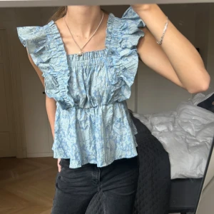 Blå topp - Säljer denna blåa topp. Använd ca 3 gånger så i princip i nyckick