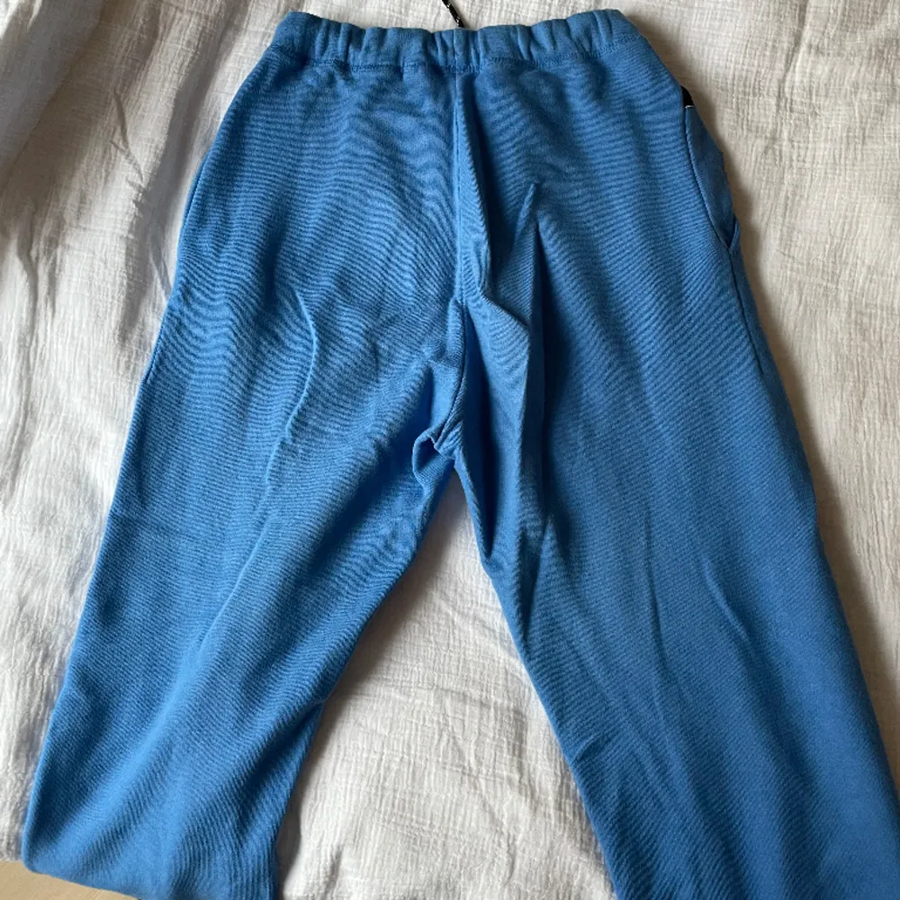 Klarblåa mjukisbyxor från märket Superdry. Perfekt långa i benen för någon som är mellan 165-170🙌 Otroligt sköna och mjuka, inte supertjocka i tyget💙 Använda fåtal gånger men har inga defekter. Jeans & Byxor.