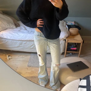 Jeans - Skit snygga o trendiga lågmidjade jeans, bootcut/baggy i modellen ❤️dragkedjan funkar tyvärr it, borde gå att laga annars brukar jag ta en säkerhetsnål nedanför knappen bara!