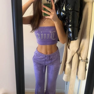 Juicy couture sett - Säljer mitt lila juicy sett  Går att köpa endast byxorna  Storlek s/xs  Bra kvalite men saknas några stenar på byxorna