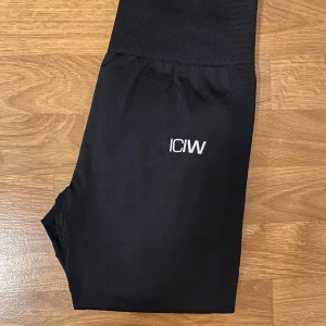 Tights ICIW  - Säljer ett par tights från Icaniwill i storlek S. De är knappt använda, säljer dem för att det är fel storlek för mig :)