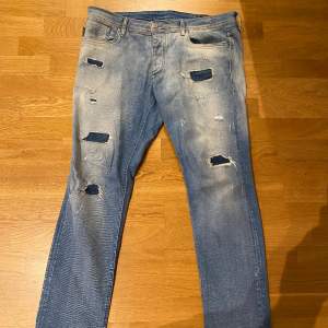 Ljusblåa ripped jeans från Jack & Jones. Storlek W38 L34. I bra skick. 
