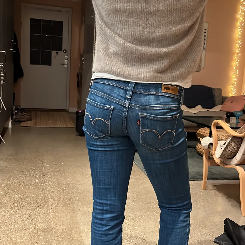 Assnygga levis jeans som passar perfekt på någon runt 165cm💓 säljer då de inte kommer till användning. Nypris runt 1000kr!!❤️Bilder lånade från @louisemariemartensson. Jeans & Byxor.