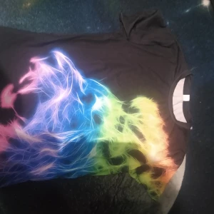 T-shirt - Hej!! Jag säljer denna tröjan eftersom jag inte använder den och så har den blivit får liten på mig. Den är storlek 13-14 år men kan passa yngre eftersom den är från China och måten inte är rätt