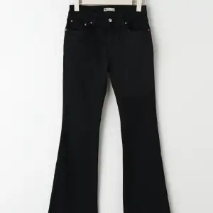 Lågmidjade bootcut jeans från Gina Tricot! Avklippta längst ner så de passar någon mellan 160-164 (kom privat för bilder) ❣️ Bra skick. Pris kan diskuteras vid snabb affär 