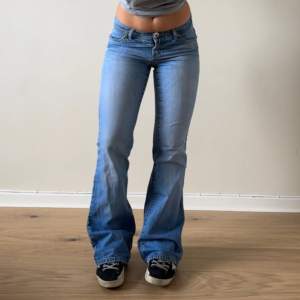 Så snygga ljusa lågmidjade jeans. Midjemåttet är ca 78cm och innerbenslängden ca 84cm. 