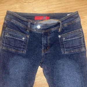 Flare Bootcut Miss Posh Jeans - Säljer dessa  jeansen från Miss Posh i storlek 12, midjemått rakt över: 39, innerbensmått: 78. Kontakta innan ni trycker på köp nu!