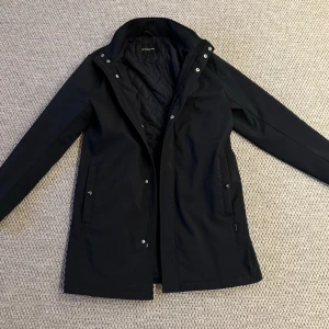 Rock Matinique - Rock/jacka från Matinique i mycket bra skick. Ett litet hål i innerfickan men annars inga defekter. Nypris: 2000kr